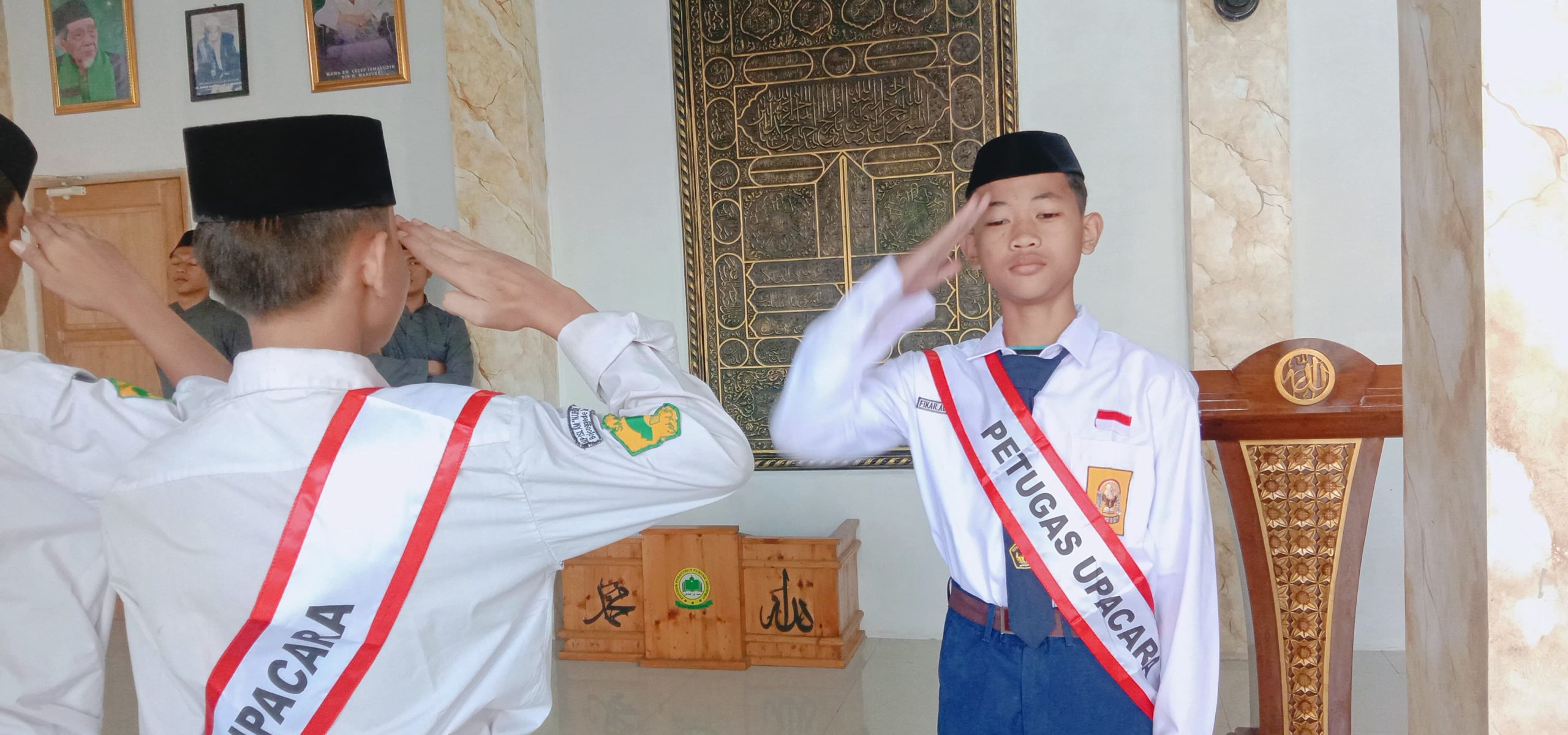 Upacara pagi Senin di Ponpes Nurush Shodiqin, bojong gede ; memulai pekan dengan semangat dan doa.